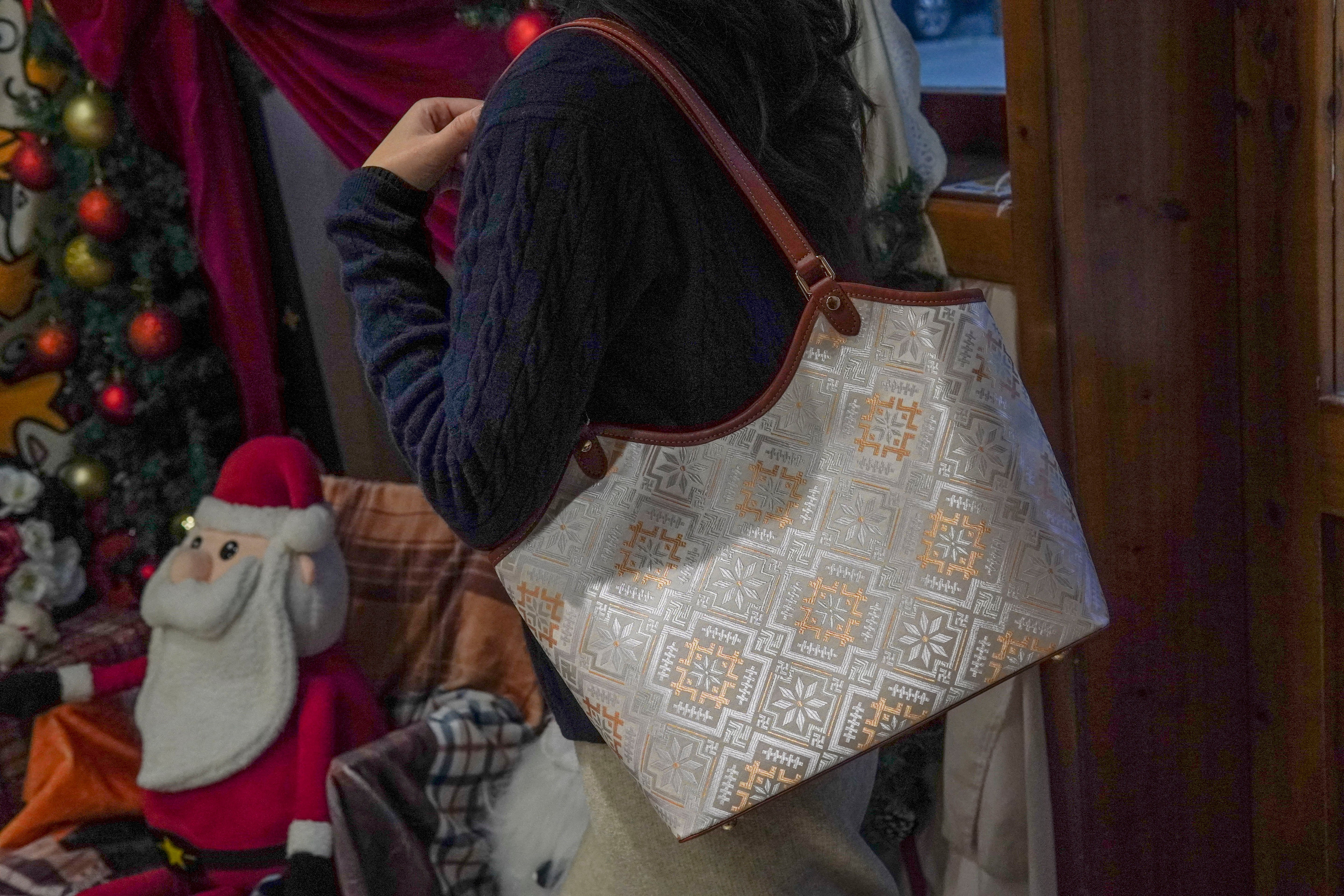 Women's Zhuang Brocade Shoulder Bag - detail image 7