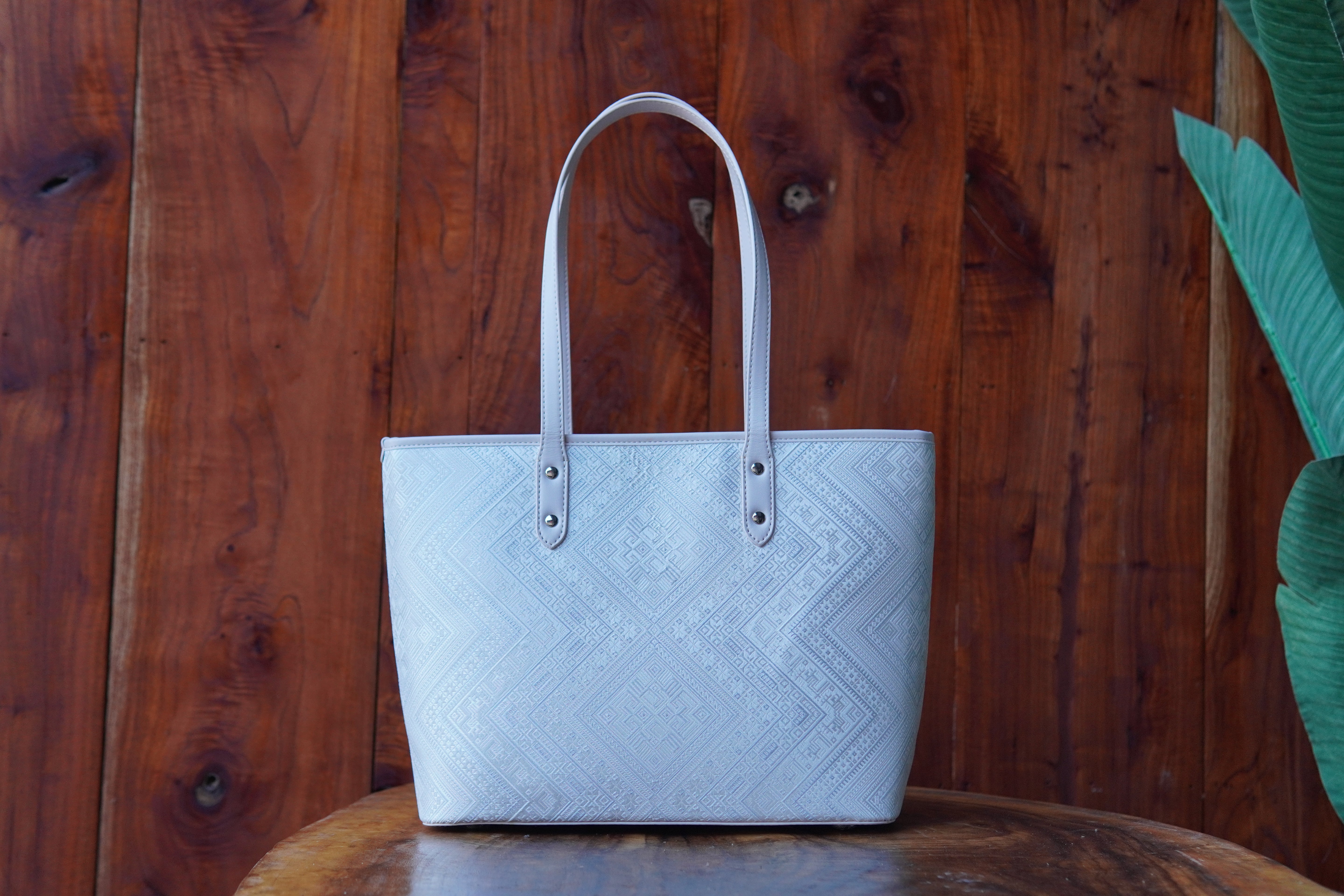Ivory White brocade tote bag view 08