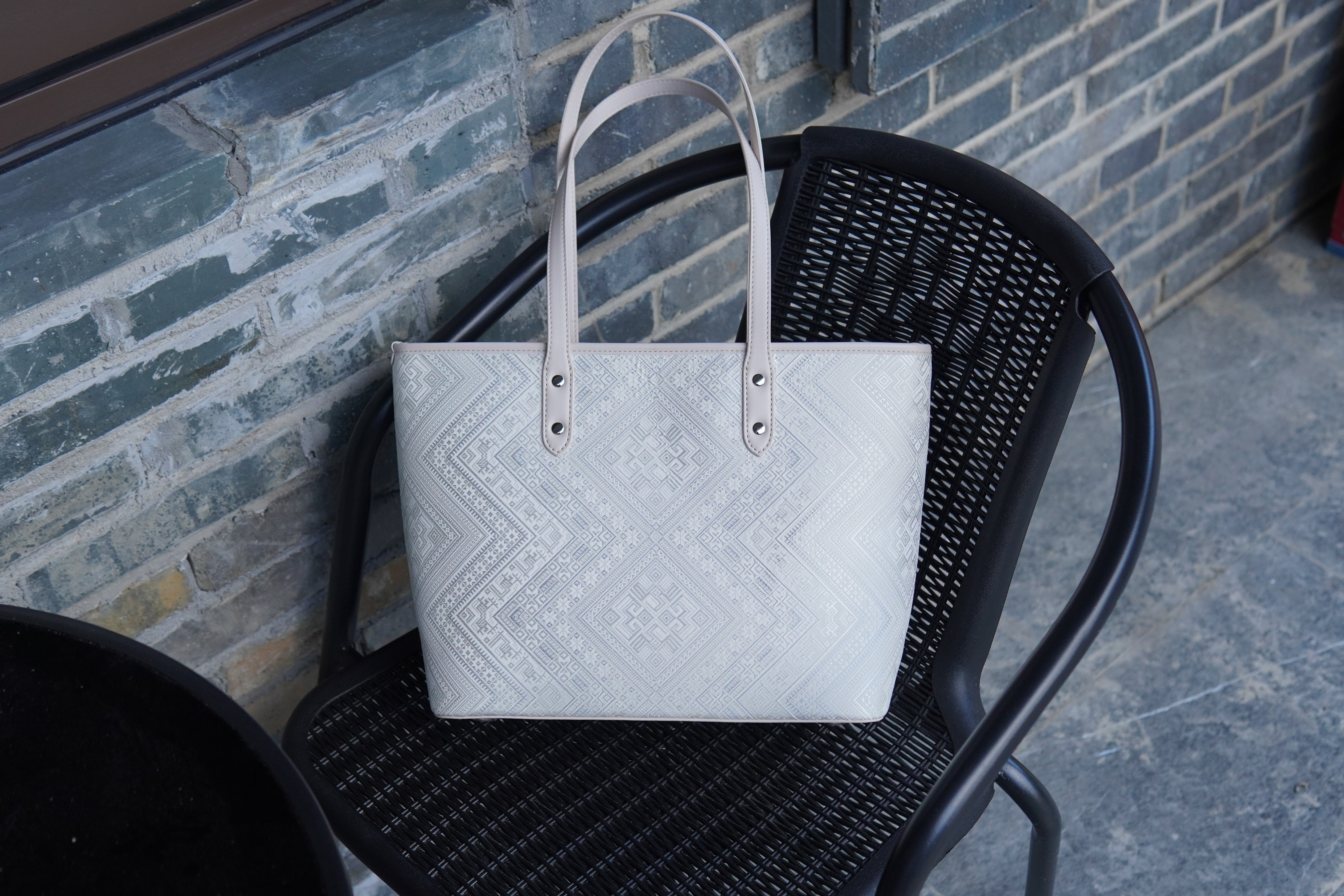 Ivory White brocade tote bag view 09